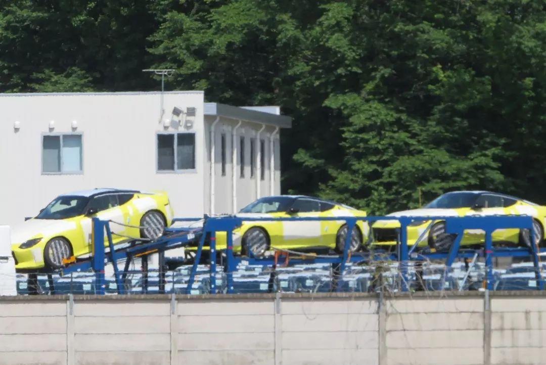 2023-nissan-z-carrier-truck-2.jpeg