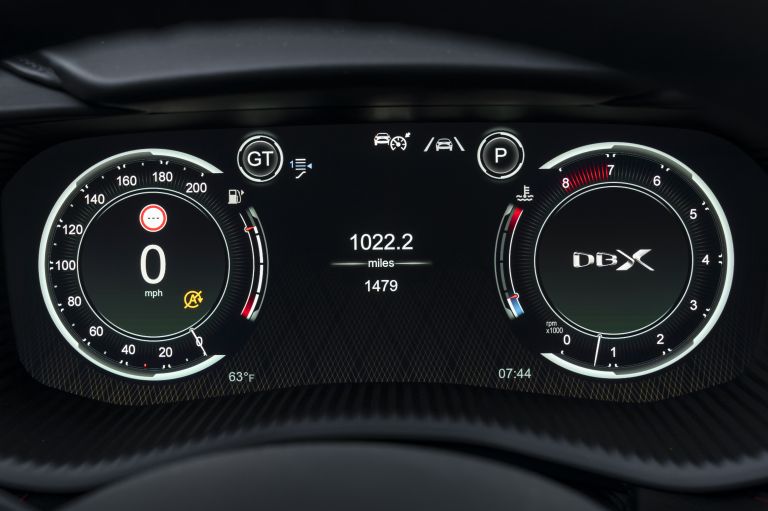 aston-martin-dbx-2020-598966.jpg