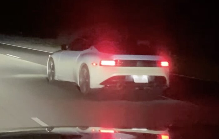 Video: Everest White 2023 Nissan Z nighttime highway sighting
